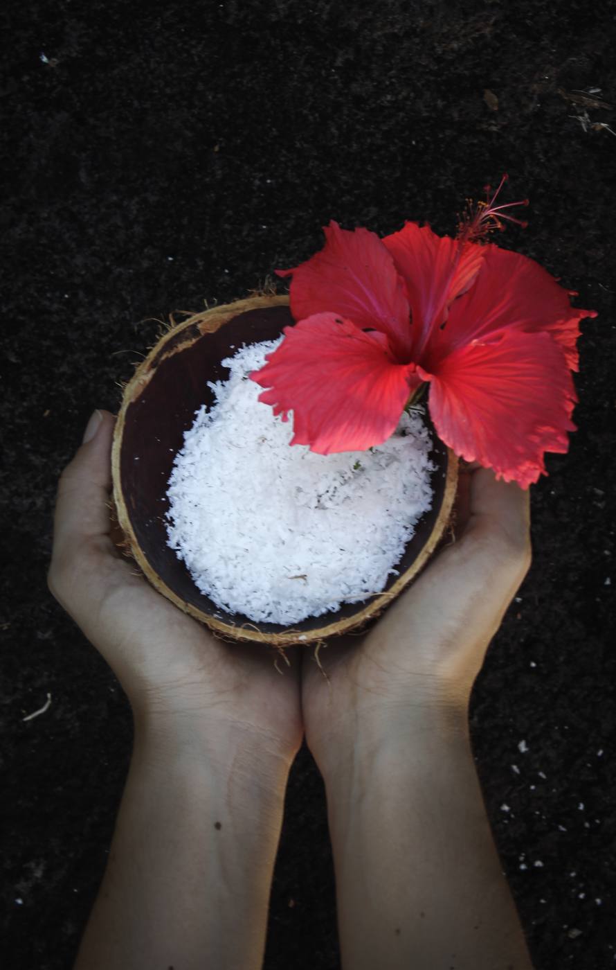 Rituel tahitien - Victoria réalisant un massage en plein air à Tahiti
