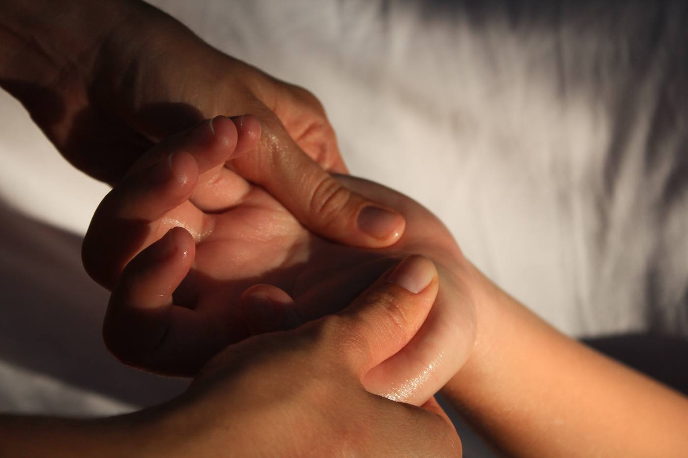 Massage californien - mouvements longs et enveloppants sur le dos