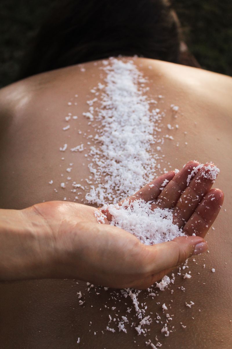 Exfoliation au sel de coco sur le dos, gommage naturel polynésien