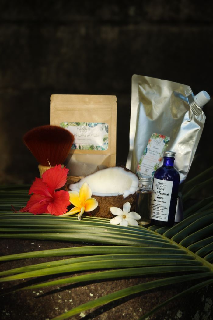 Fleurs tropicales de Tahiti : hibiscus, frangipanier et tiaré