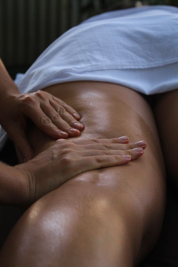 Fleur d'hibiscus rouge et noix de coco sur roche volcanique à Tahiti